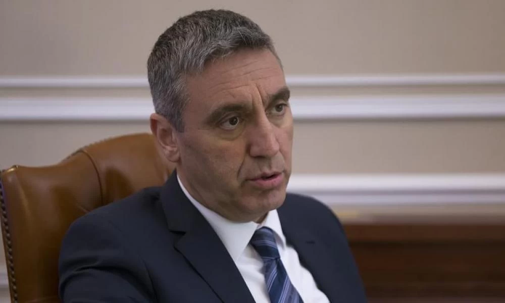 Ο Τούρκος Πρέσβης αποκαλεί την εισβολή στην Κύπρο και τις παραβιάσεις στην Aν. Μεσόγειο «δημοκρατία» και δεν έχει απελαθεί ακόμα